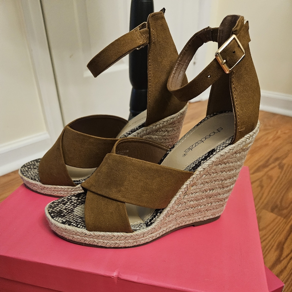 New Brown Shoedazzle Platform wedge sandal